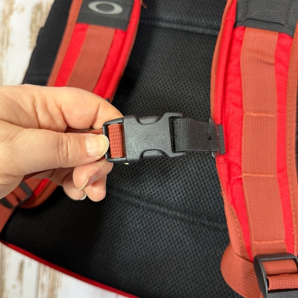 Oakley Works Pack 35L. Men's Backpack in Red and Black. Excellent condition! - Picture 5 of 11